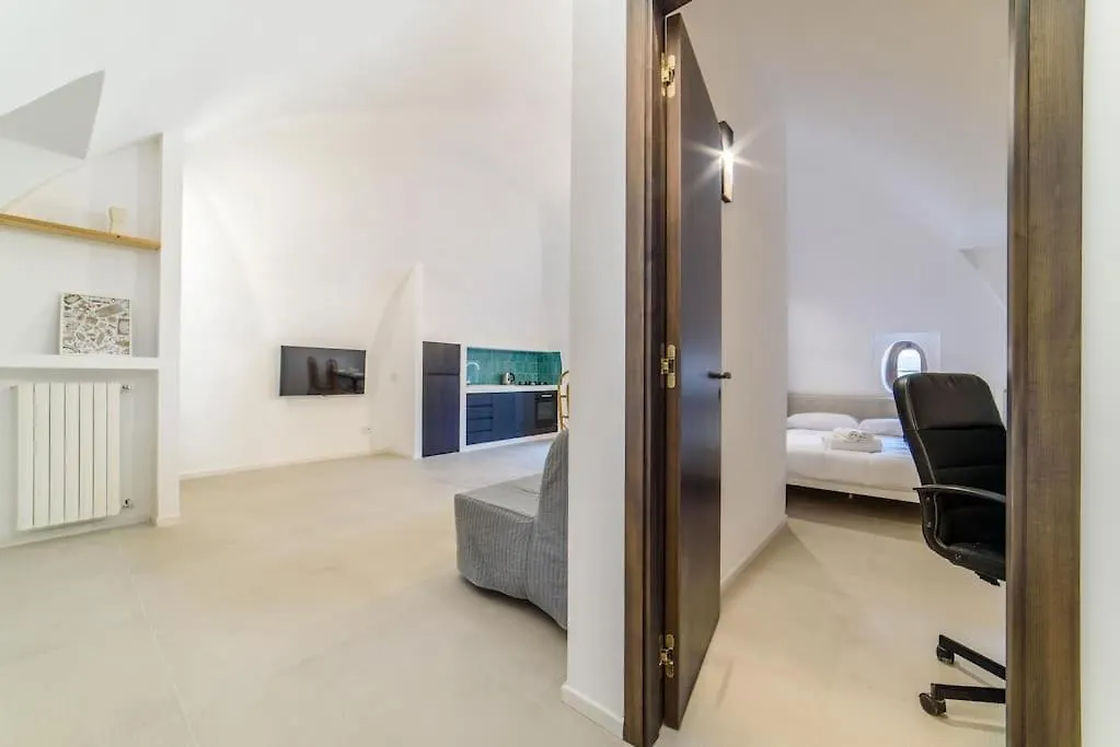 Napoli Chiaia Wi-Fi & Netflix Apartment