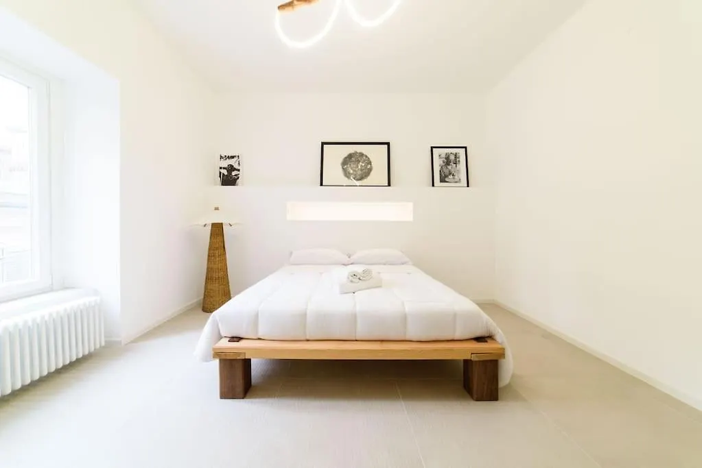 Napoli Chiaia Wi-Fi & Netflix Apartment