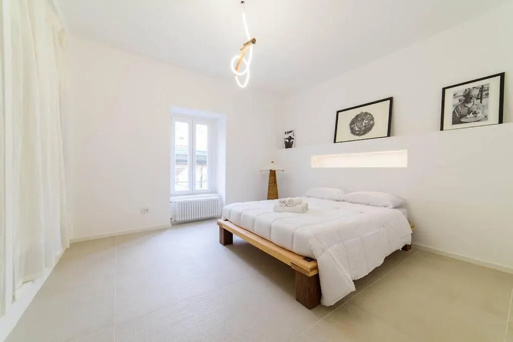 Napoli Chiaia Wi-Fi & Netflix Apartment Italy
