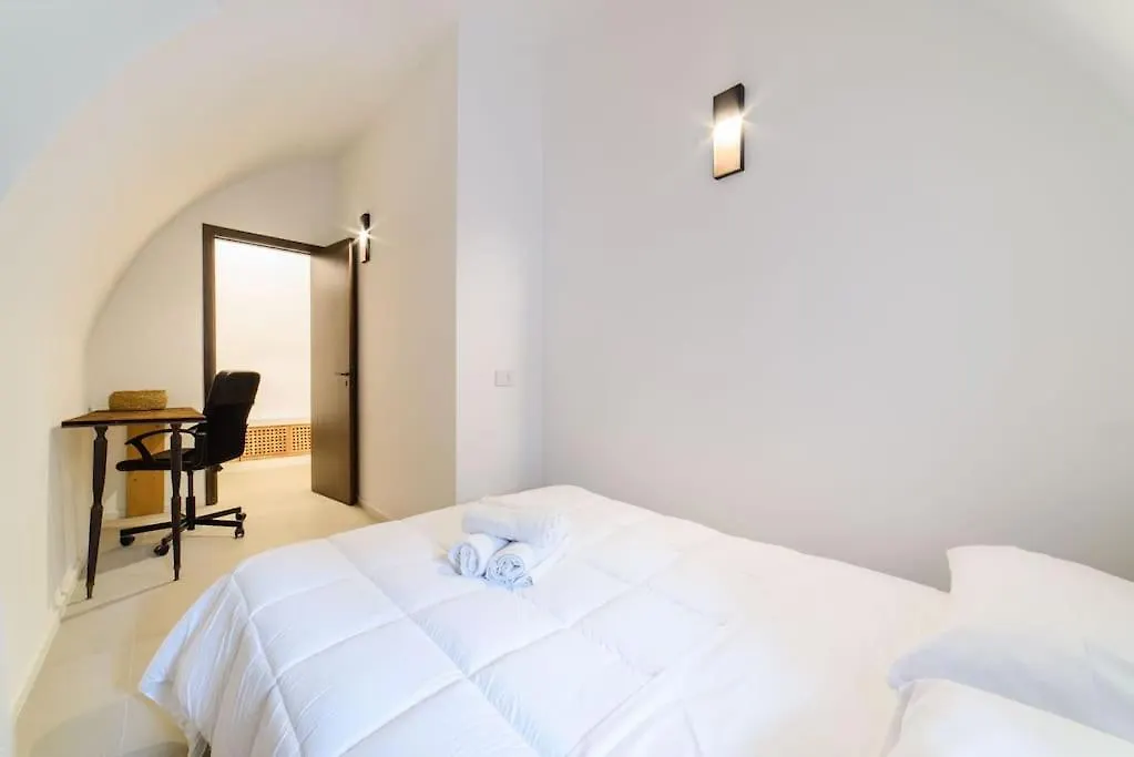 Napoli Chiaia Wi-Fi & Netflix Apartment